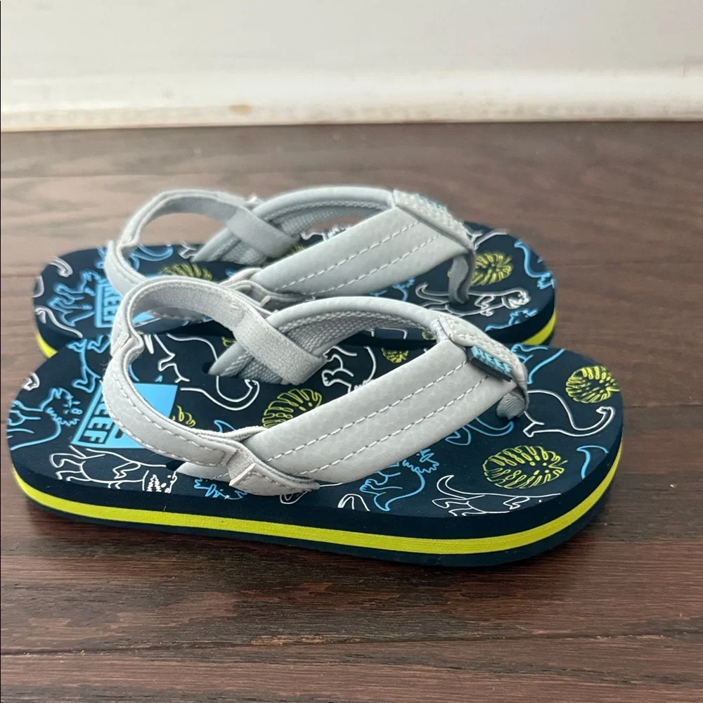 NWOB Reef Kids Dinosaur Print Flip Flops Sandals Size 8